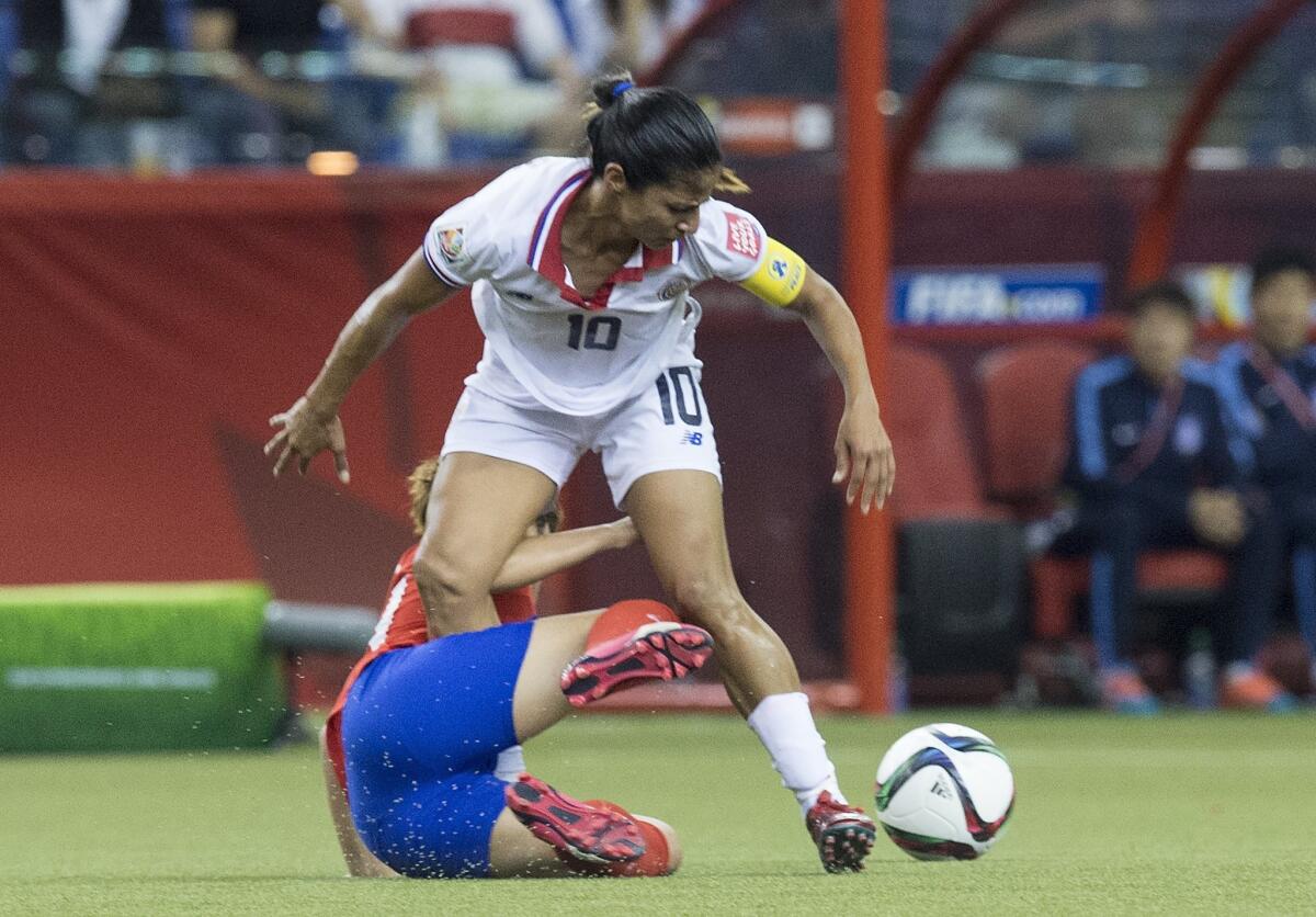 Shirley Cruz, de Costa Rica, lucha por el balón.