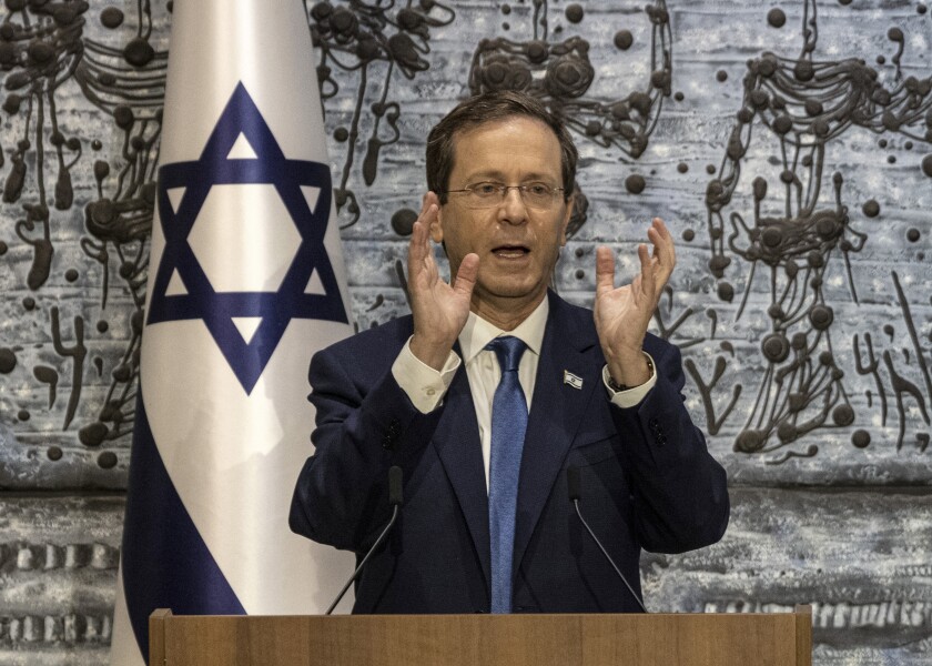 El presidente de Israel, Isaac Herzog, habla en la residencia oficial en Jerusalén, el 7 de julio de 2021. (AP Foto/Tsafrir Abayov, File)