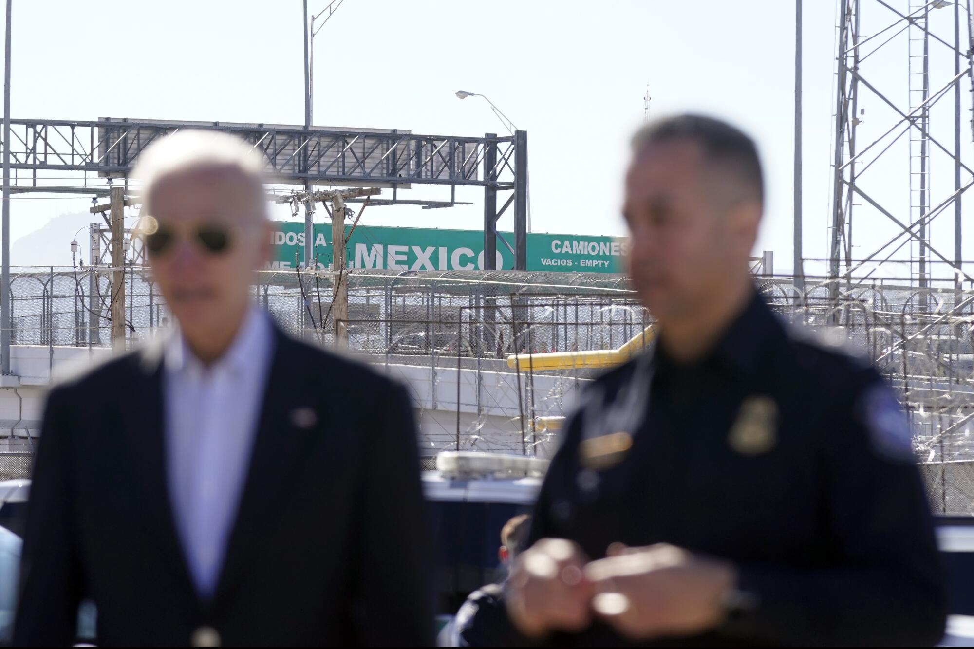 Un letrero grande de "Bienvenidos a México" sobre el Puente de las Américas 