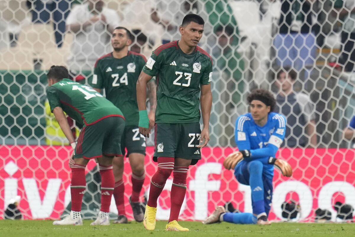 El portero de México, Guillermo Ochoa, realiza una parada durante el partido  