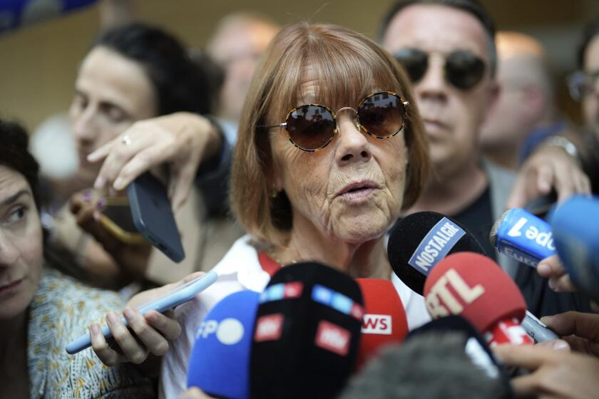 En esta imagen de archivo, Gisele Pelicot habla con reporteros a su salida de un tribunal en Avignon, en el sur de Francia, el 5 de septiembre de 2024. (AP Foto/Lewis Joly, archivo)