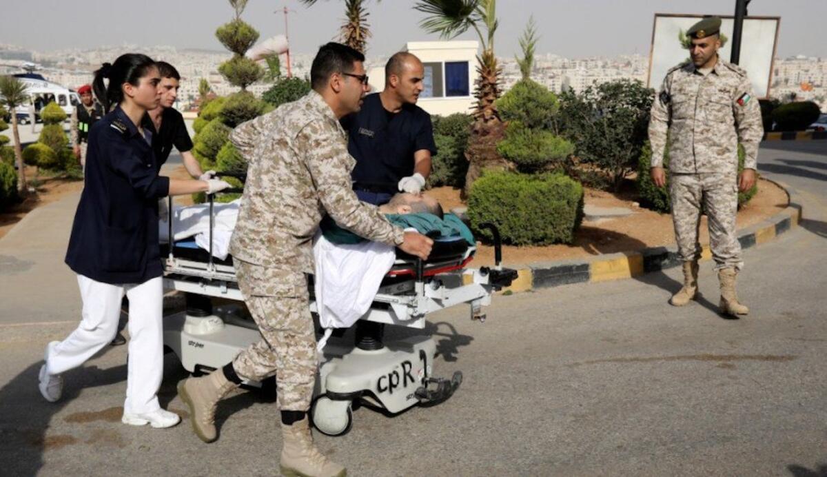 Paramédicos llevan a uno de los heridos a una ambulancia para ser atendido, tras el ataque en Jerash, uno de los principales destinos turísticos de Jordania. (Reuters)