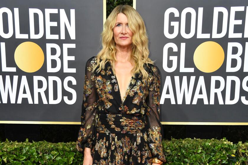 La actriz Laura Dern a su paso por la alfombra roja de los Globos de Oro.