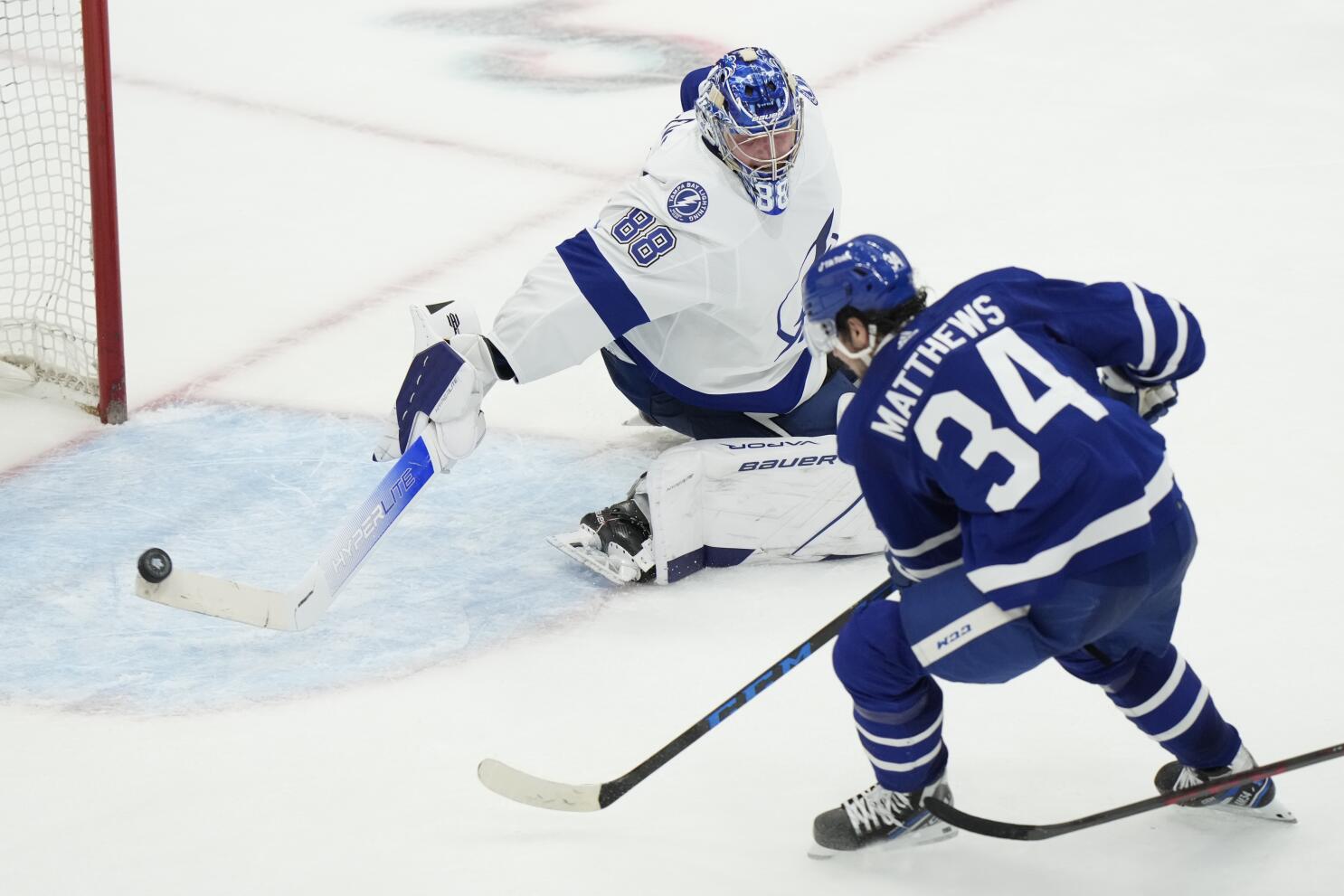 Toronto Maple Leafs centre Auston Matthews (34) skates between Los