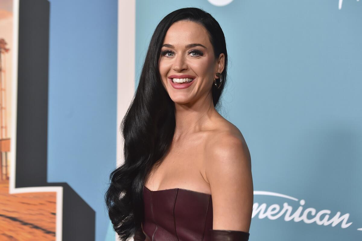 ARCHIVO - Katy Perry en un evento de los 10 mejores creadores de tendencias de la temporada 22 de