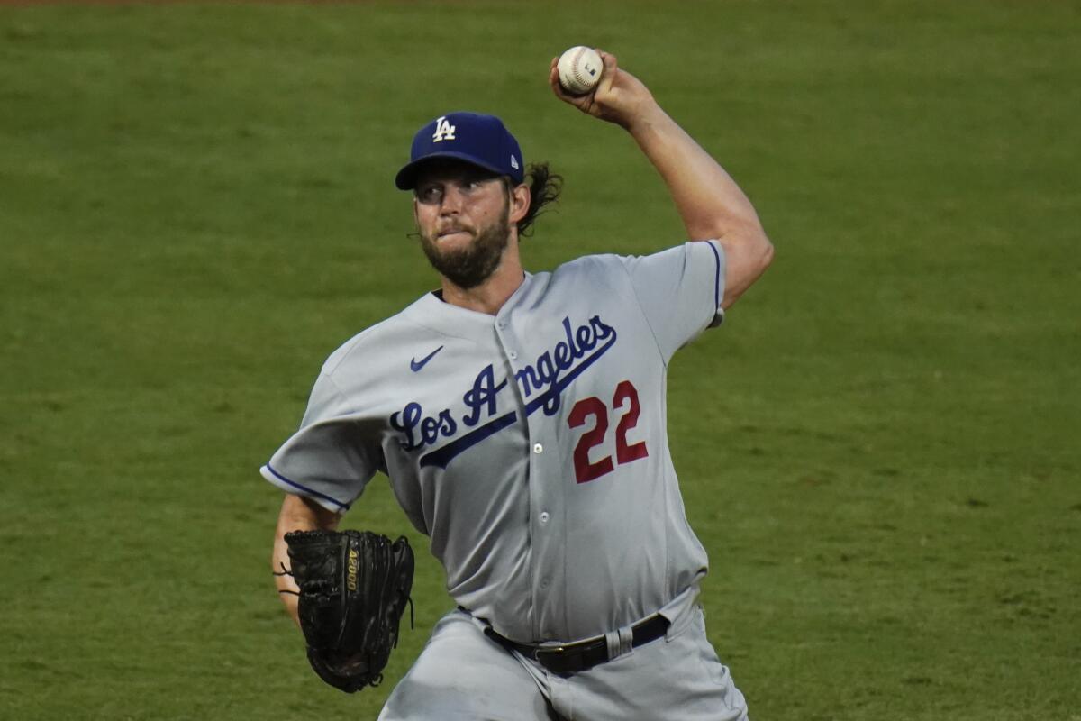 Clayton Kershaw, de los Dodgers de Los Ángeles, lanza ante los Angels.