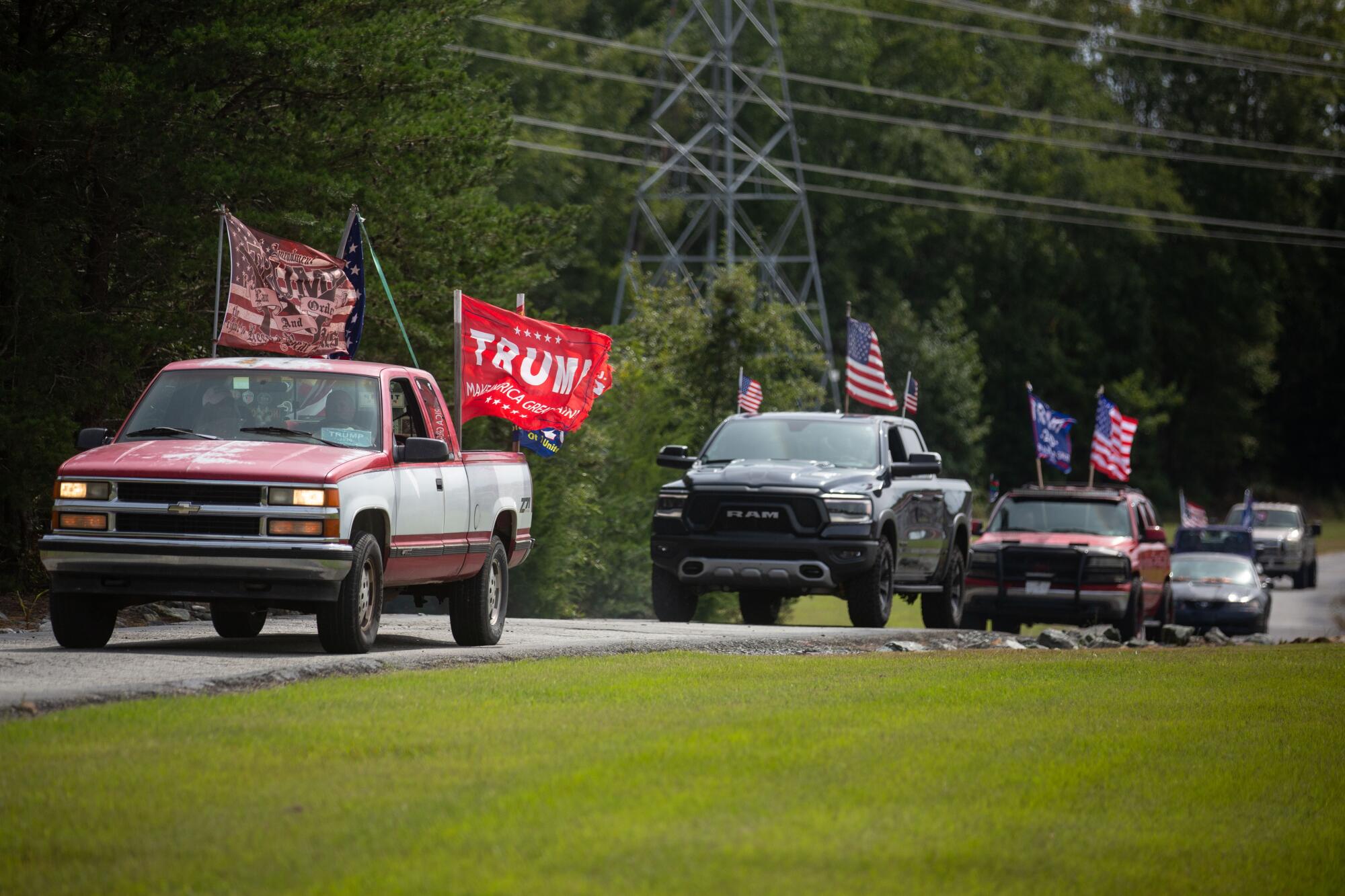 Camionetas se reúnen para un mitin del presidente en Elon, Carolina del Norte, 