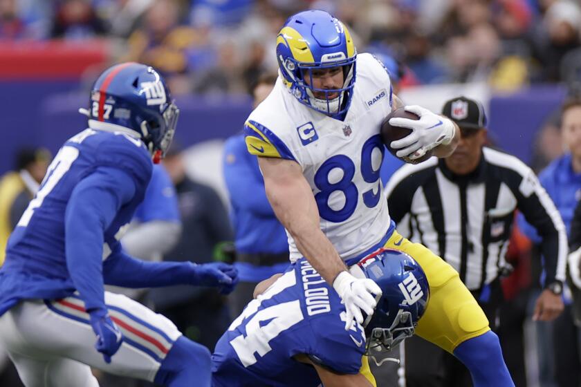 Los Angeles Rams tight end Tyler Higbee (89) runs the ball against New York Giants.