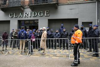 Policía vigila ante la entrada de un recinto donde se celebra la conferencia Conservadurismo Nacional en Bruselas, el martes 16 de abril de 2024. (AP Foto/Virginia Mayo)