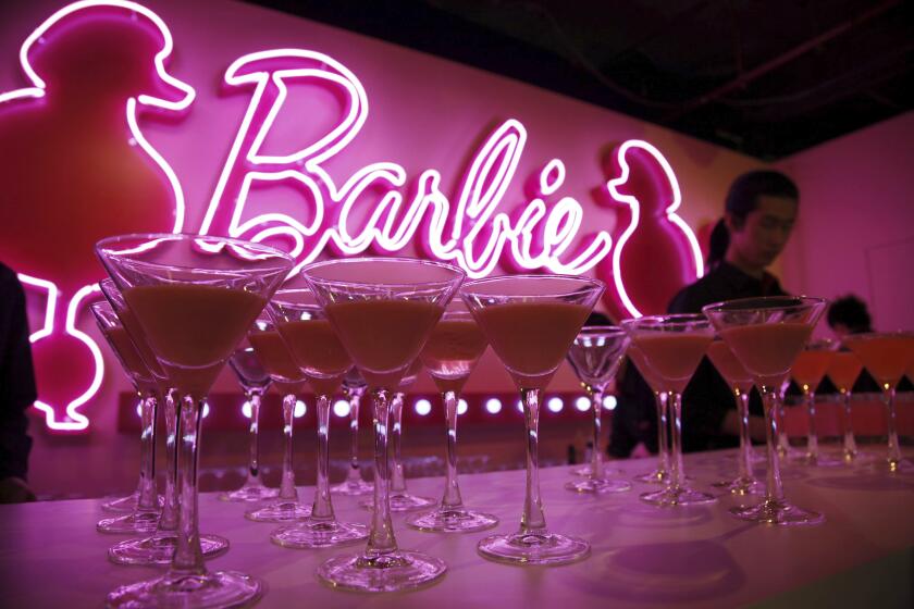 ARCHIVO - cócteles de Barbie para los invitados en la ceremonia de inauguración de la tienda insignia de Barbie en Shanghái, el 6 de marzo de 2009, en Shanghái, China. El color rosa se ha asociado durante mucho tiempo con la marca Barbie, incluso tiene su propio color Pantone. (Foto AP/Eugene Hoshiko, archivo)