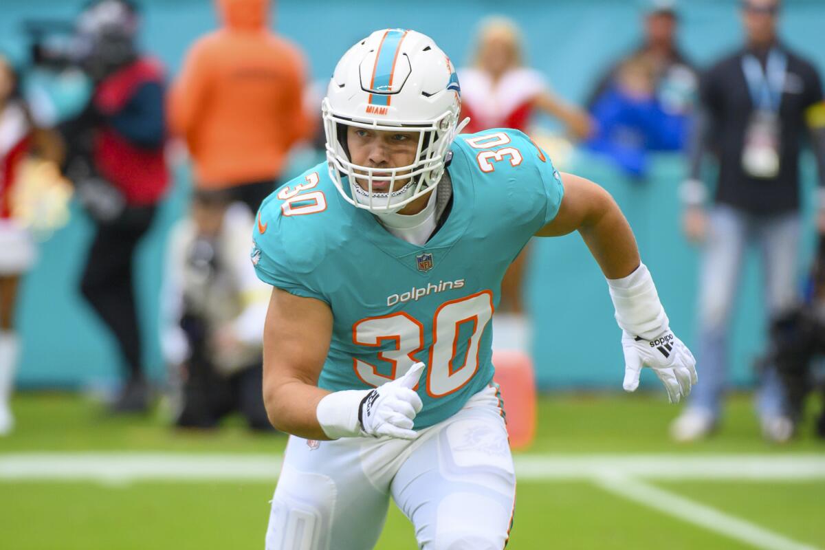 Miami Dolphins fullback Alec Ingold runs a play against the Green Bay Packers.