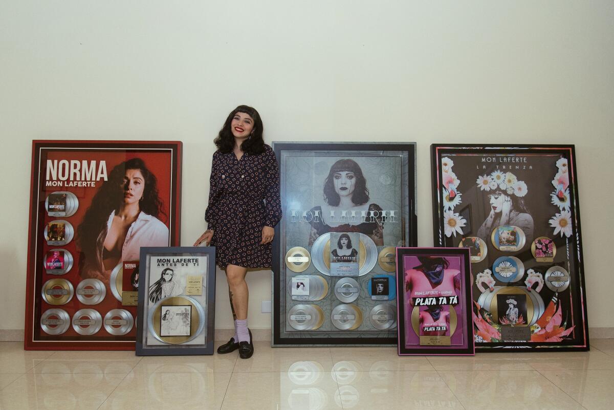 Fotografía cedida por la chilena Mon Laferte, que muestra a la cantante mientras posa, en Ciudad de México.