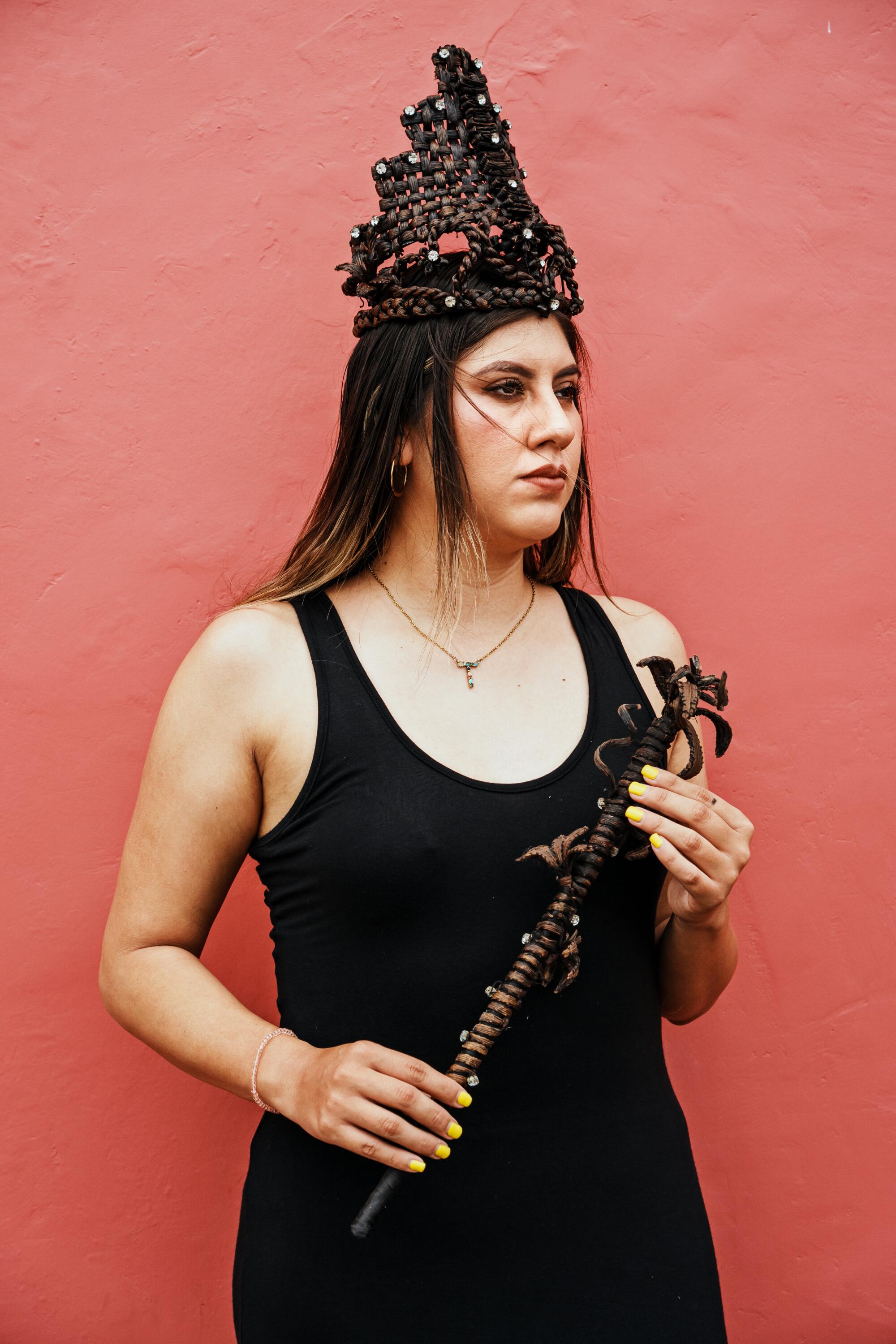 26 岁的塔尼亚·扎亚斯 (Tania Zayas) 戴着香草王冠和魔杖摆出姿势拍照。