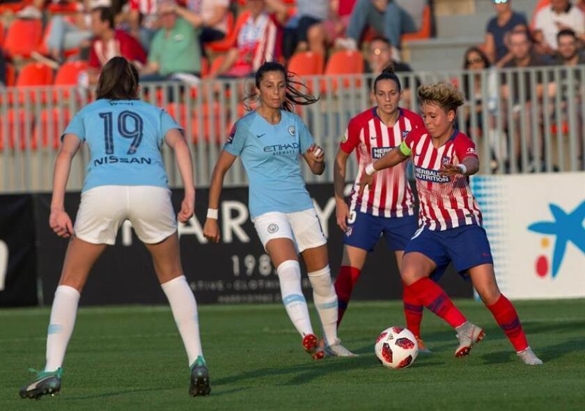 La centrocampista del Atlético de Madrid, Amanda Sampedro (i) y Nadia Nadim, del Manchester City femenino, durante un partido. EFE/Archivo