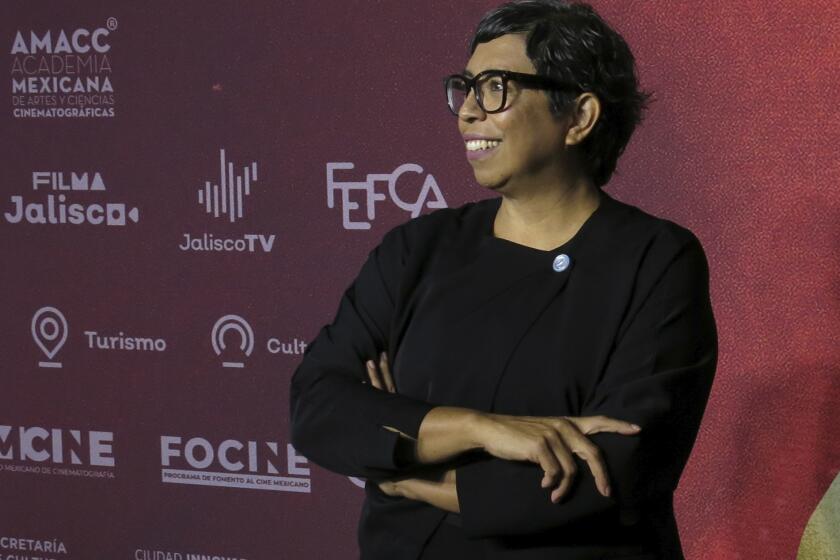 La cineasta mexicano-salvadoreña Tatiana Huezo, del documental "El Eco", posa para fotógrafos a su llegada al encuentro de nominados de la 66a edición del Premio Ariel de la Academia Mexicana de Artes y Ciencias Cinematográficas, en la Ciudad de México, el miércoles 21 de agosto de 2024. (Foto AP/Berenice Bautista)