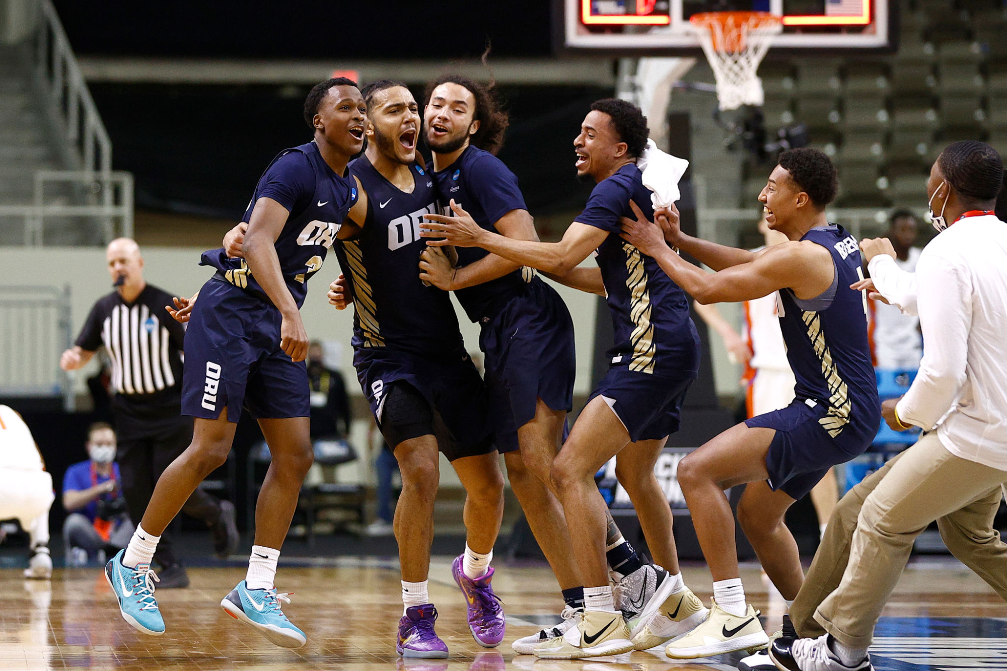 March Madness 2021 Updates Oral Roberts Heading To Sweet 16 Los Angeles Times