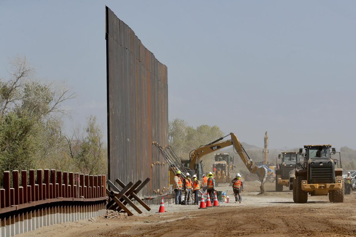 ARCHIVO - Contratistas del gobierno erigen una sección de muro fronterizo financiado por el Pentágono 