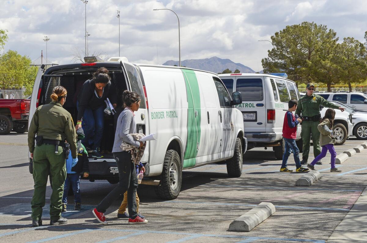 ARCHIVO - En esta fotografía del 13 de abril de 2019, unas camionetas de la Patrulla Fronteriza dejan a unos migrantes en el Centro de Recreación Meerscheidt, en Las Cruces, Nuevo México. (Blake Gumprecht/The Las Cruces Sun News vía AP, Archivo)
