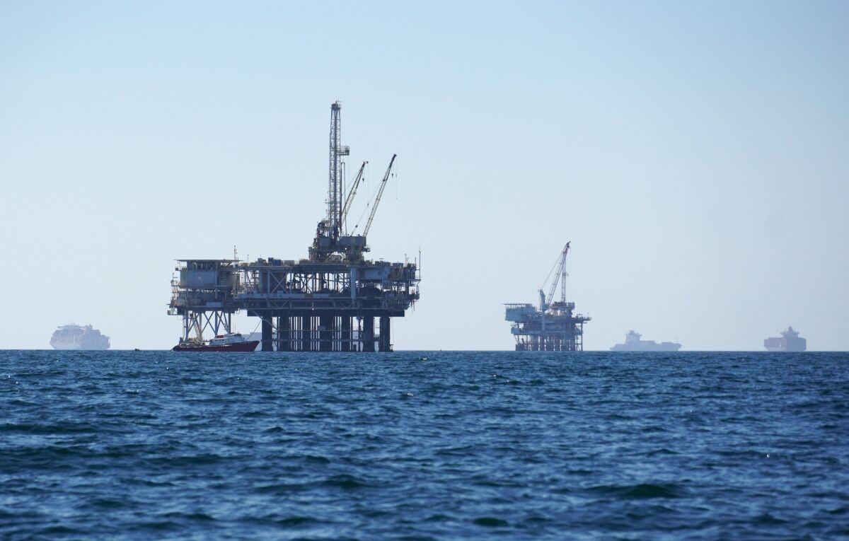 ARCHIVO - Cargueros están anclados cerca de plataformas petrolíferas frente a la costa de California 