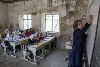 ARCHIVO - Una maestra imparte una clase para niñas en el primer día del curso escolar en Kabul, Afganistán, el sábado 25 de marzo de 2023. UNICEF dijo el jueves 8 de junio de 2023 que está muy preocupada por los reportes sobre que el Talibán está expulsando a grupos internacionales del sector educativo afgano y les ordena delegar su actividad en grupos no gubernamentales locales.(AP Foto/Ebrahim Noroozi, Archivo)