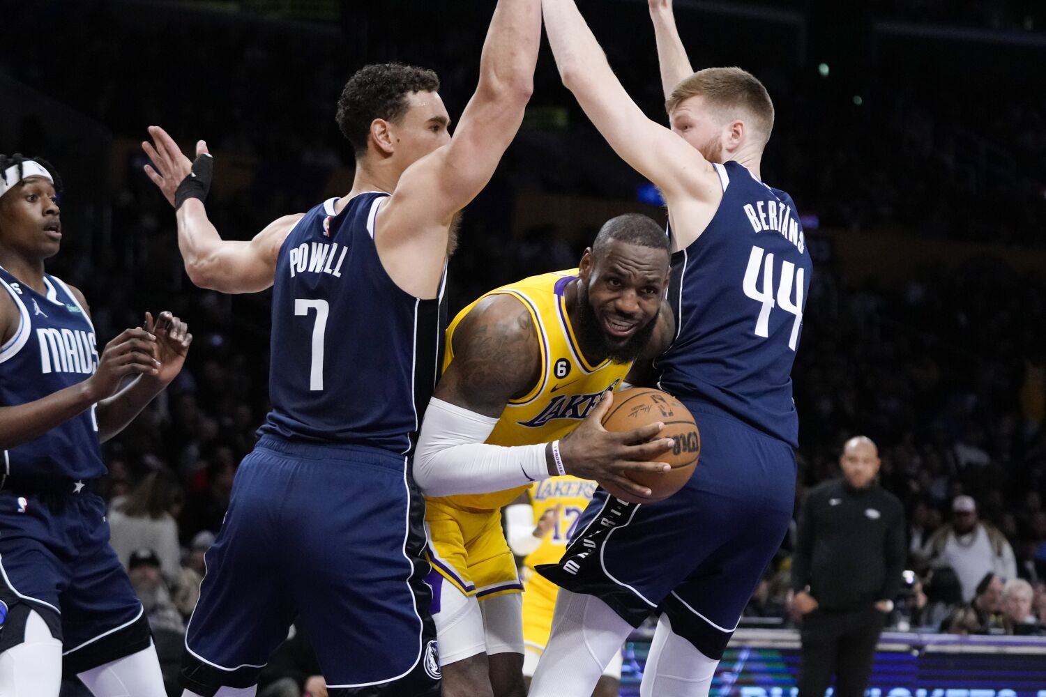 Lakers can't close out Mavericks in physical game, fall in double OT