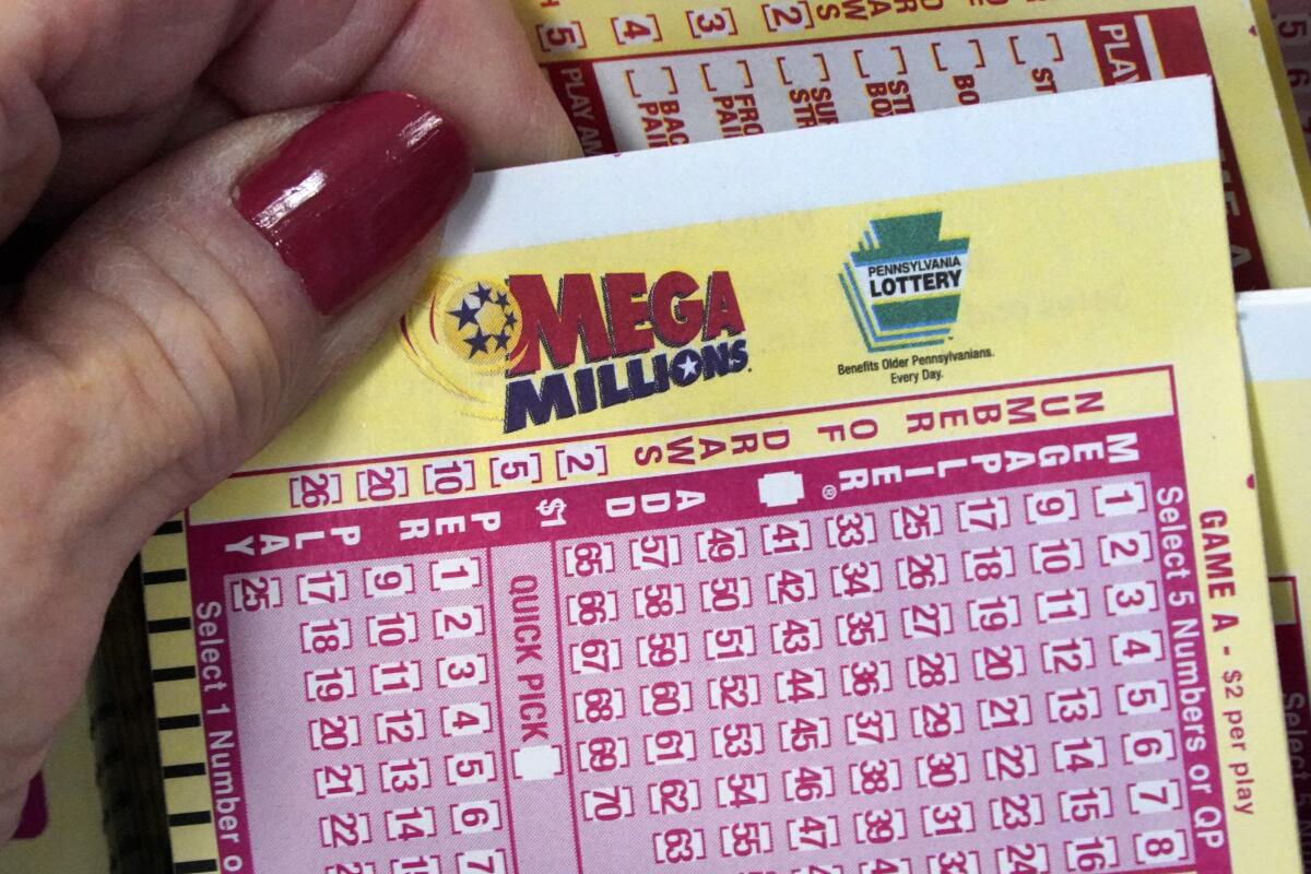 En esta imagen de archivo, vista de un boleto de la lotería Mega Millions en Cranberry Township, Pensilvania