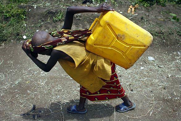 Congo - Carrting water