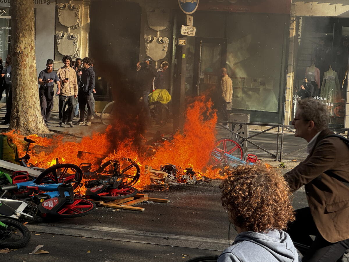 Curfew gipatuman aron masanta ang mga riot sa France