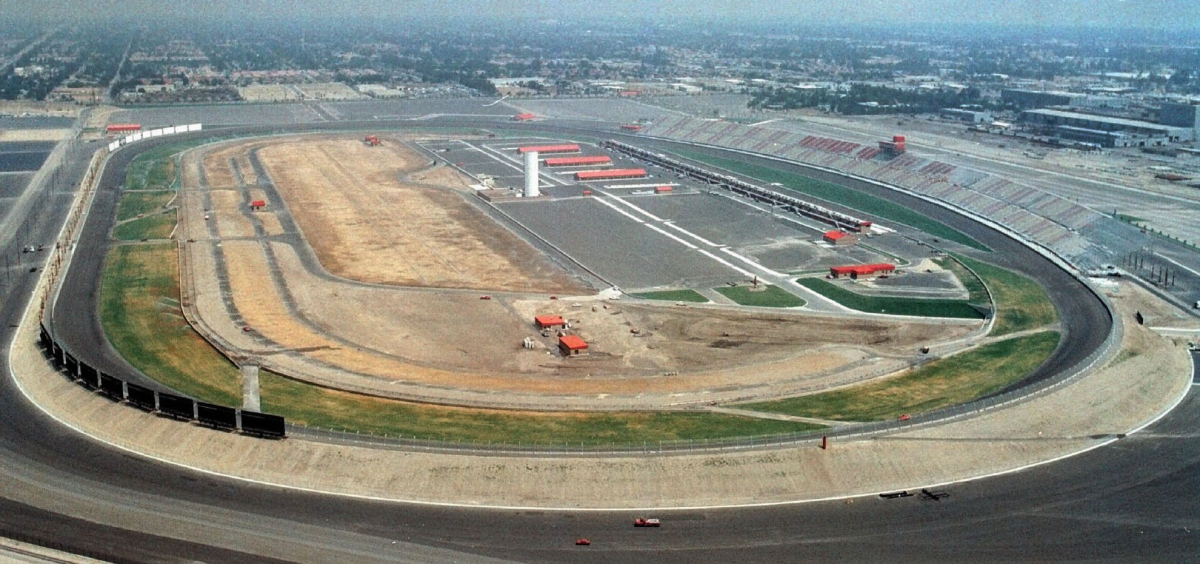 Un California Speedway en construction en avril 1997.