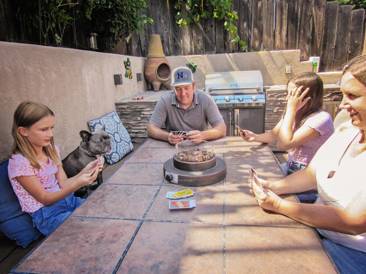 Yvonne Grobe y su familia disfrutan de un juego de cartas al aire libre, con Marcus.