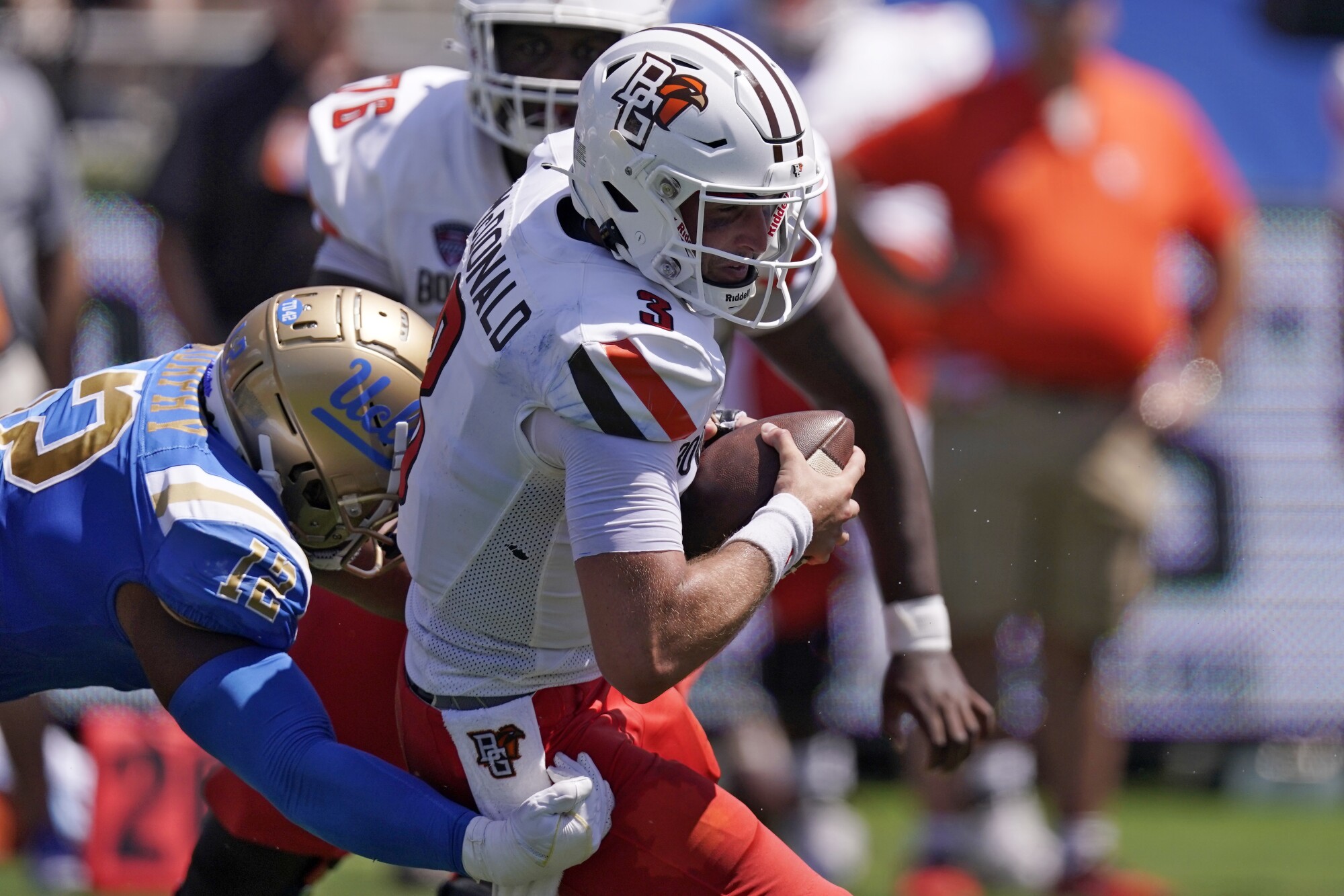 Le joueur de ligne défensive de l'UCLA Grayson Murphy limoge le quart-arrière de Bowling Green Matt McDonald.