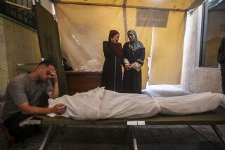 Palestinos lloran a familiares muertos en un bombardeo israelí en la Franja de Gaza, en un hospital en Rafah, Gaza, el 10 de mayo de 2024. (AP Foto/Ismael Abu Dayyah)