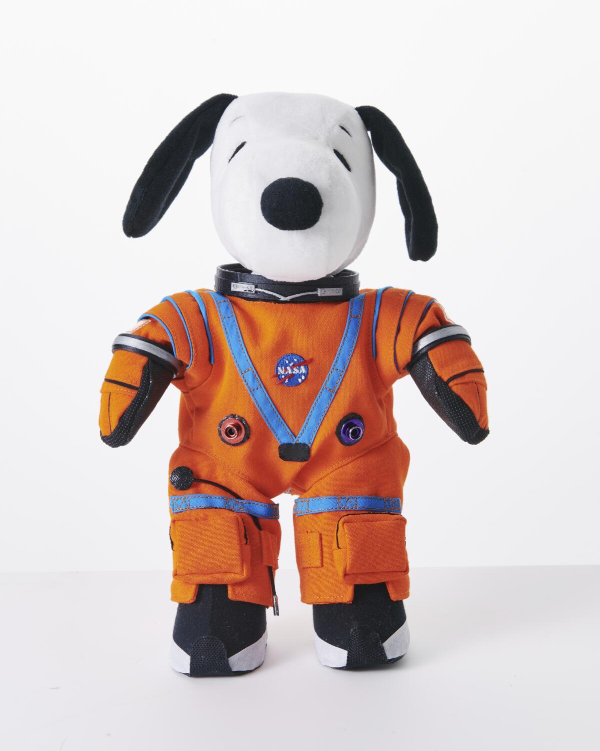 En esta imagen de producto un peluche de Snoopy con un traje espacial de la NASA. 