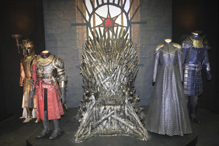 ARCHIVO -El Trono de Hierro y vestuarios en exhibición durante la inauguración de la exposición itinerante de “Game of Thrones” en el centro de exhibiciones Titanic en Belfast, Irlanda del Norte, el miércoles 10 de abril de 2019. (Foto AP, archivo)