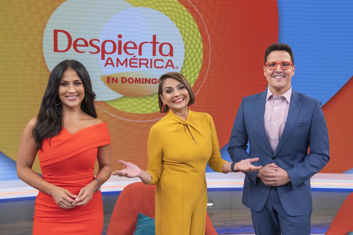 En esta imagen difundida por Univision, de izquierda a derecha, los conductores de "Despierta América en Domingo"