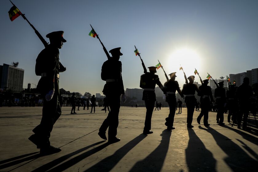 ARCHIVO - Militares etíopes desfilan con banderas nacionales en los fusiles en una marcha organizada por autoridades locales para expresar su apoyo a las Fuerza Nacional de Defensa de Etiopía en la plaza Meskel de Adís Abeba, Etiopía, el 7 de noviembre de 2021. (AP Foto, Archivo)