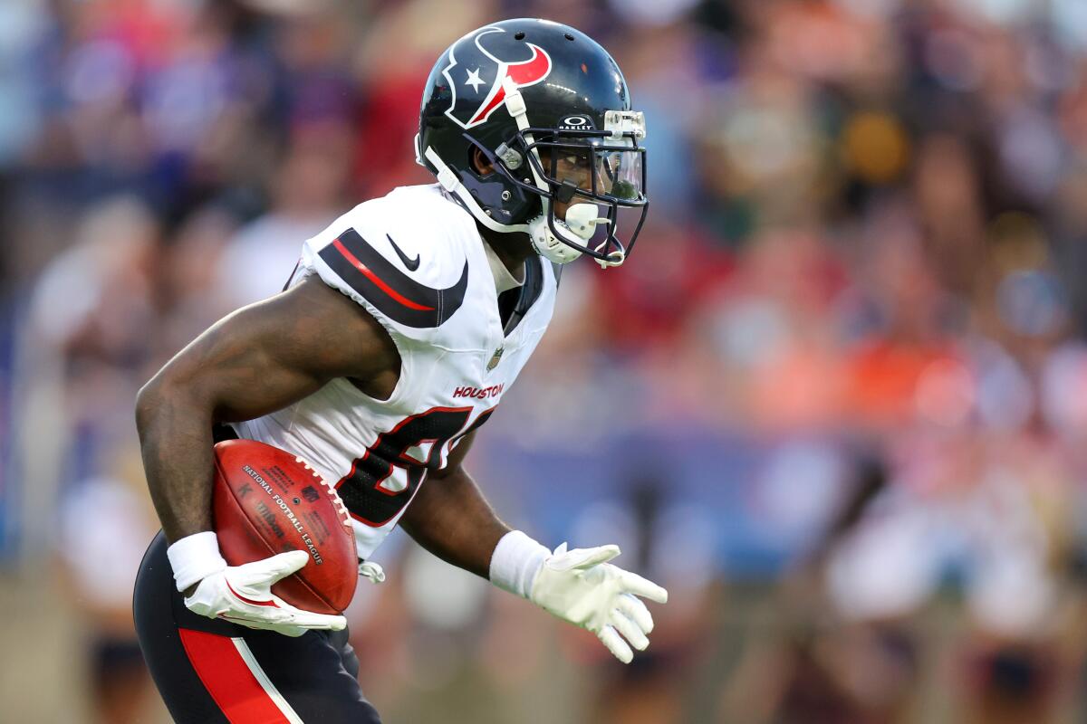  The Texans' Steven Sims (82) returns a kickoff in the Hall of Fame game against the Bears.