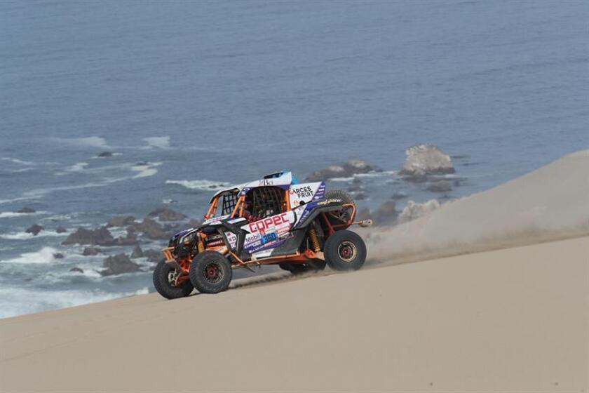 El chileno Francisco López conduce su vehículo tipo SxS hoy durante la segunda etapa del Rally Dakar 2019 entre Pisco y San Juan de Marcona (Perú). EFE