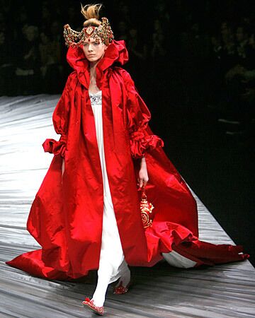 PHOTOS: Alexander McQueen's fashions - Los Angeles Times