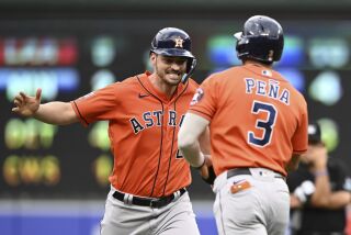 Trey Mancini, de los Astros de Houston, es felicitado por Jeremy Peña después de conectar un doble en contra de los Orioles de Baltimore en la décima, en el juego de béisbol del domingo 25 de septiembre de 2022, en Baltimore. (AP Foto/Gail Burton)