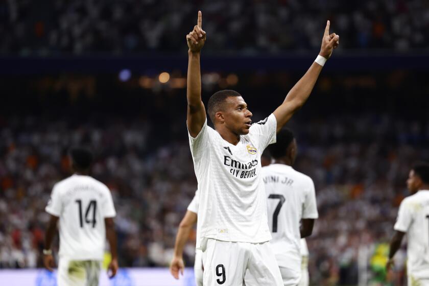 Kylian Mbappé celebra tras anotar el primer gol del Real Madrid ante Betis en la Liga española, el domingo 1 de septiembre de 2024, en Madrid. (AP Foto/Pablo García)