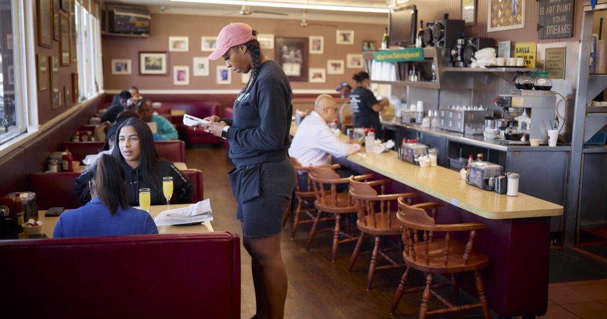 Restaurantes de Los Angeles fornecem comida, evacuação de incêndio e abrigo para socorristas
