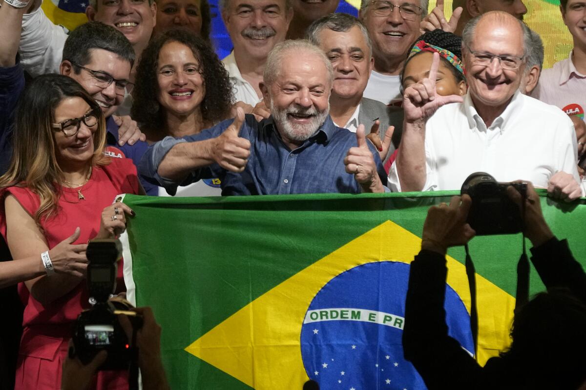 El expresidente brasileño Luiz Inacio Lula da Silva, ahora otra vez candidato, besa la papeleta electoral tras votar