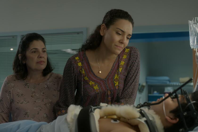 Vanessa Rubio es Carmen Díaz, la mamá de Miguel, la estrella de la serie Cobra Kai, de Netflix.
