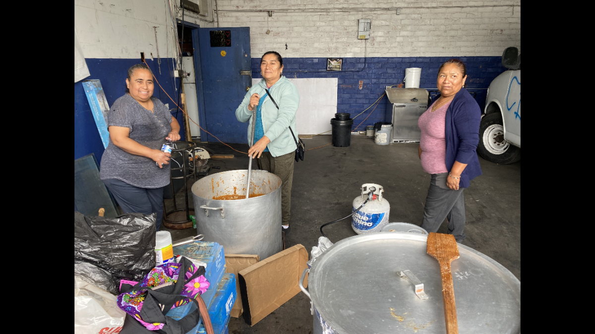 Vendedoras celebran la apertura de local para mantener y guardar sus carritos de comida.