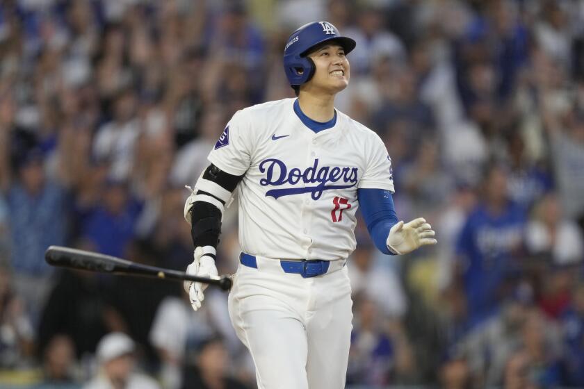 El japonés Shohei Ohtani, de los Dodgers de Los Ángeles, festeja al conectar un jonrón de tres carreras en el primer juego de la serie divisional de la Liga Nacional ante los Padres de San Diego, el sábado 5 de octubre de 2024 (AP Foto/Mark J. Terrill)