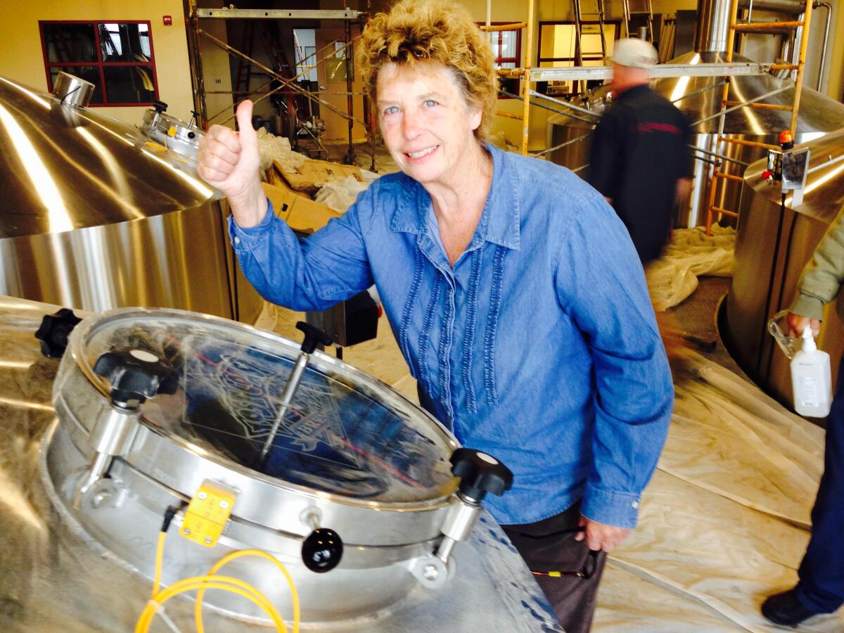 Barbara Groom inspecte une nouvelle cuve de brassage, appelée purée, dans sa brasserie Lost Coast Brewery à Eureka, en Californie.
