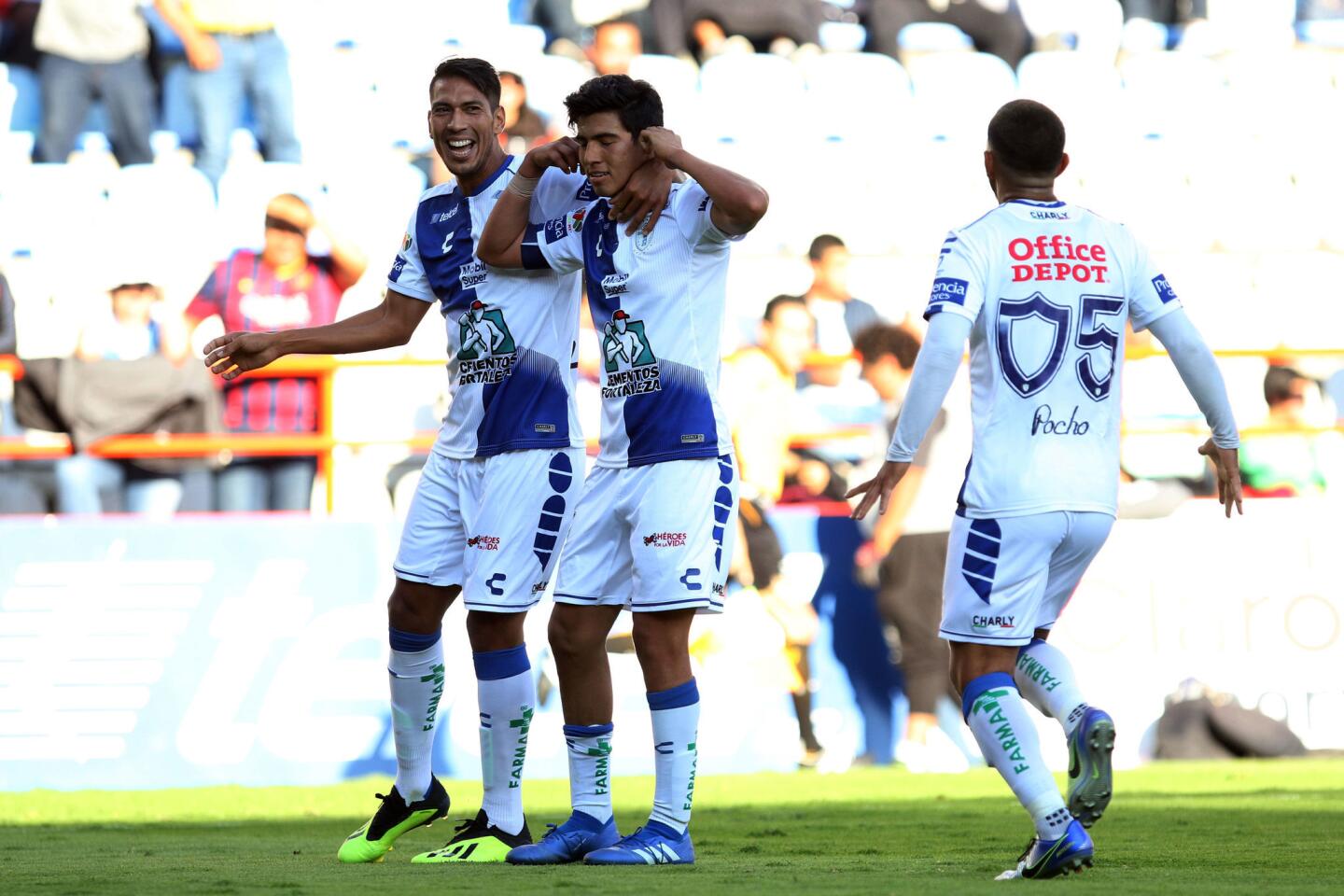 El jugador Erick Gutiérrez de Pachuca (c) festeja su gol ante el Puebla en el estadio Hidalgo este sábado 25 de agosto.
