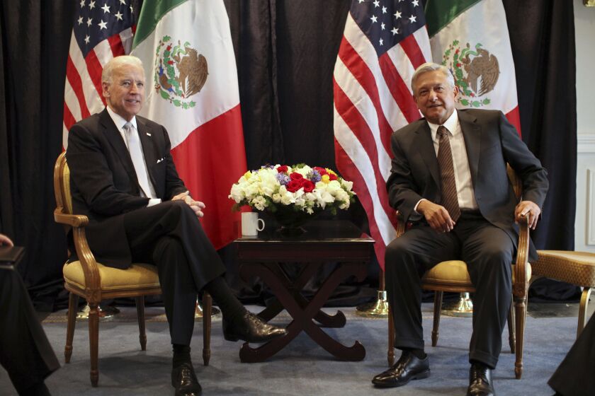 ARCHIVO - El entonces vicepresidente de Estados Unidos Joe Biden, izquierda, posa con el entonces candidato presidencial mexicano Andrés Manuel López Obrador en Ciudad de México, el lunes 5 de marzo de 2012. (AP Foto/Alexandre Meneghini, archivo)
