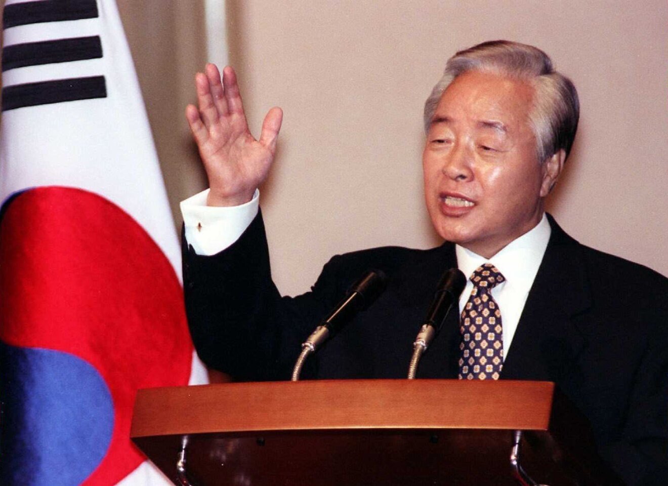 South Korean President Kim Young-sam addresses Korean Americans during a reception at the Century Plaza Hotel in Los Angeles on Sept. 2, 1996.